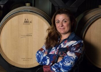 Mapi Domingo, de bodega Sierra Norte, nombrada enóloga del año de la comunitat valenciana por la asociación valenciana de enólogos