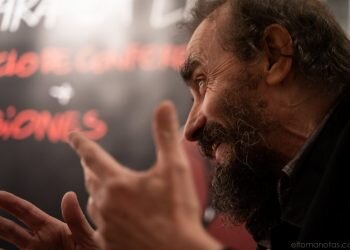 Fino Oyonarte: «Estoy descubriendo el placer de viajar sólo con mi guitarra, de pueblo en pueblo»