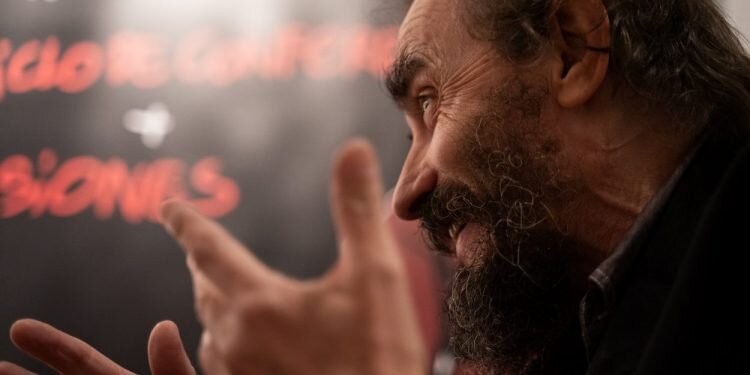 Fino Oyonarte: «Estoy descubriendo el placer de viajar sólo con mi guitarra, de pueblo en pueblo»