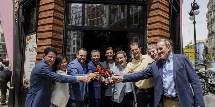La inauguración del Amstel Bar Torino trae a la vida el mítico espacio donde nació el Valencia CF hace un siglo