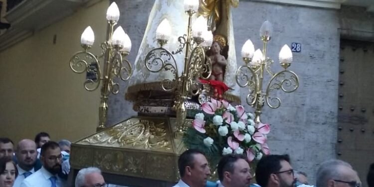 Rosario de la Aurora. Extraordinario Presidiendo la Virgen de los Desamparados