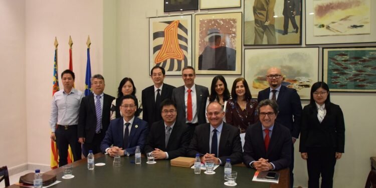 Calabuig se reúne con una delegación de la provincia china de Shandong para explorar vías de colaboración educativa y tecnológica