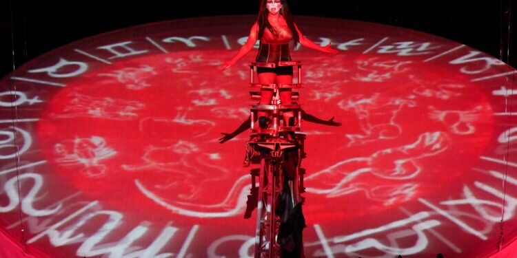 La Fura lleva su «Carmina Burana» al Olympia