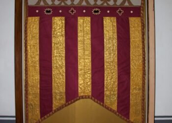 La Real Senyera original ya luce en la vitrina del Colegio del Arte Mayor de la Seda