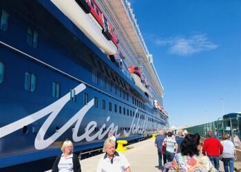 El crucero Mein Schiff 2 hace su primera escala en el Puerto de Valencia