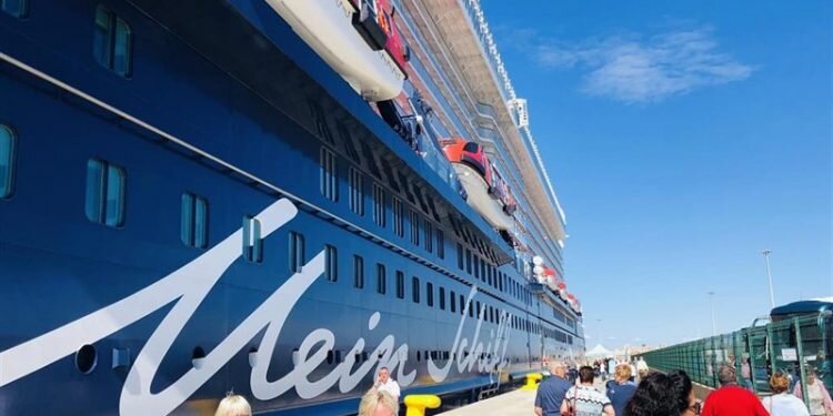 El crucero Mein Schiff 2 hace su primera escala en el Puerto de Valencia