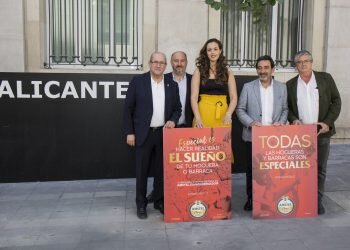 La II edición del ‘Premi Amstel Unes Fogueres de Categoria’ reconoce las historias de las hogueras y barracas que hacen especiales las fiestas alicantinas