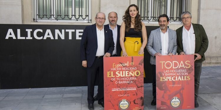 La II edición del ‘Premi Amstel Unes Fogueres de Categoria’ reconoce las historias de las hogueras y barracas que hacen especiales las fiestas alicantinas
