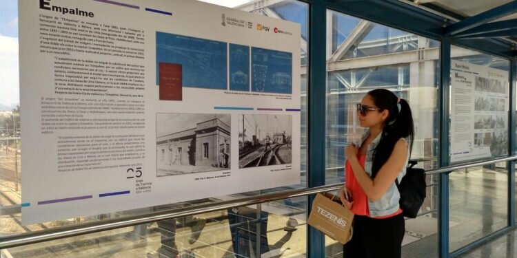 FGV recuerda la historia del tranvía de València en sus estaciones y paradas con motivo de la celebración de su 25 aniversario