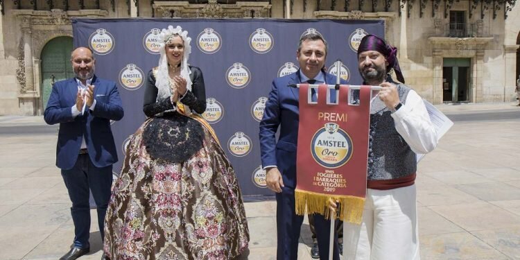 La Barraca El Cabasset gana la II edición del ‘Premi Amstel Unes Fogueres de Categoria’