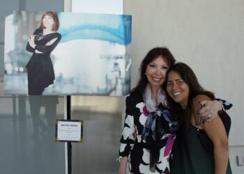 Amparo Chordá visita presentación exposición fotográfica proyecto ELLA AENA- Aeropuerto de Valencia