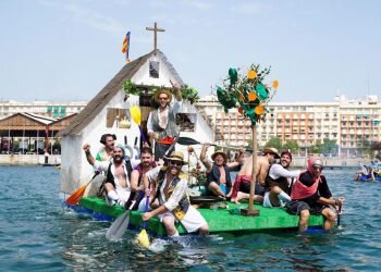 El ingenio y el sentido del humor triunfan en la primera regata de Barcos Locos de La Marina de València