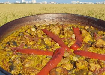 Cuando la paella llevaba longaniza, anguila o lomo: rescatan viejas recetas de hace más de 100 años