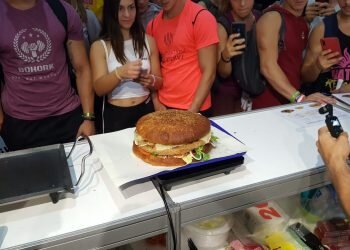 Joe Burguer protagoniza un reto de Natural Zero en la Feria Arnold Classic Europe 