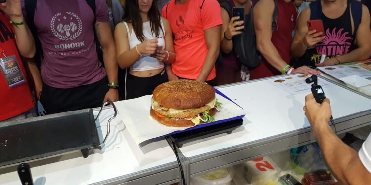 Joe Burguer protagoniza un reto de Natural Zero en la Feria Arnold Classic Europe