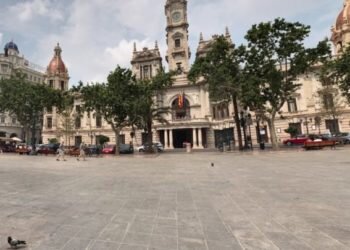 Actuaciones, castillos y más de 360 puestos ambulantes tomarán este domingo la plaza del Ayuntamiento de València