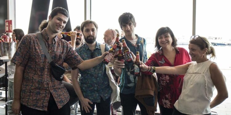 Amstel lanza una edición especial para reconocer a los barrios de València