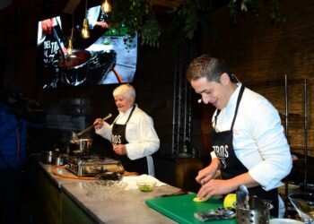 Del Tros al Plat ofrece cocina en vivo con producto local en la Fiesta de la Manzana Esperiega de Ademuz