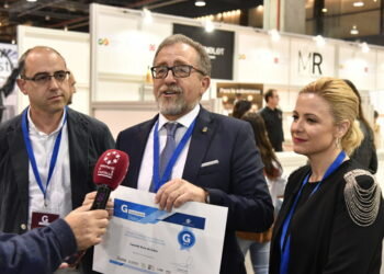 El presidente Martí y la diputada de Turismo reciben el premio que cierra la feria Gastrónoma de València