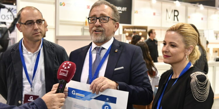 El presidente Martí y la diputada de Turismo reciben el premio que cierra la feria Gastrónoma de València