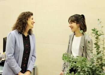 El Ayuntamiento de València reconoce la excelencia de la música de la pianista MARÍA LINARES