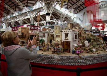 El Mercado Central muestra su Belén artesano, con un gran mercado, elaborado por los vendedores, y su decoración de Navidad