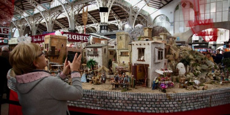 El Mercado Central muestra su Belén artesano, con un gran mercado, elaborado por los vendedores, y su decoración de Navidad