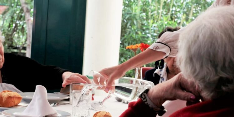 ORPEA abre sus centros para combatir la soledad no deseada en las personas mayores