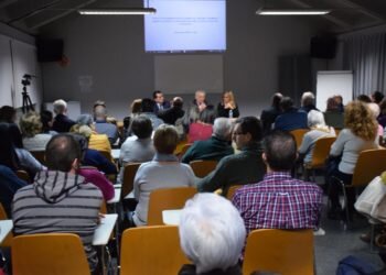 Éxito y lleno absoluto en la conferencia de la epigrafía del Santo Cáliz y la exposición del Santo Grial en Massamagrell