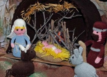 Un belén con 200 piezas de ganchillo dan vida a un hospital de Alicante