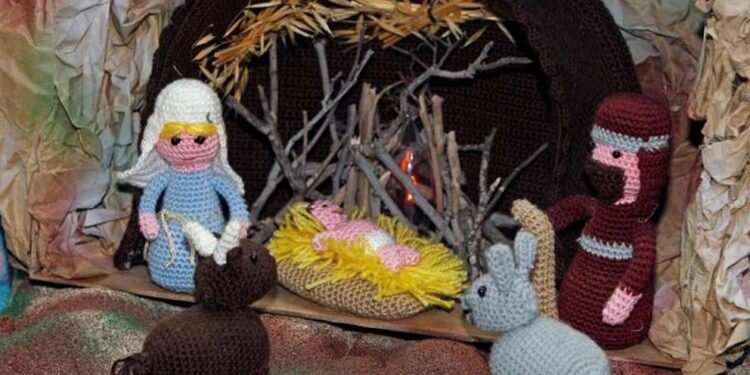 Un belén con 200 piezas de ganchillo dan vida a un hospital de Alicante