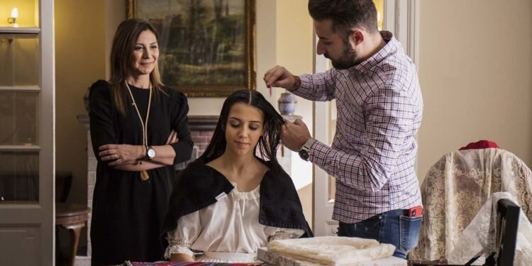 Falleras Mayores y Falleras Mayores Infantiles de València reflexionan sobre el ritual que acompaña a vestirse con la indumentaria tradicional 