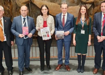 Pedro Duque y Reyes Maroto conocen el Santo Grial de Valencia y apoyan su difusión