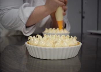 Las alumnas de segundo del Ciclo Medio de Pastelería de Altaviana presentan sus proyectos finales