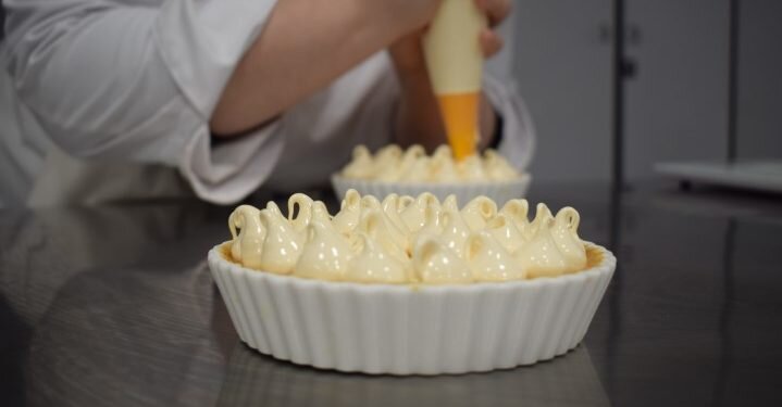 Las alumnas de segundo del Ciclo Medio de Pastelería de Altaviana presentan sus proyectos finales