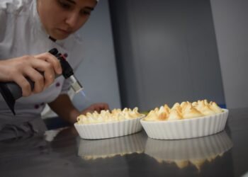 Las alumnas de segundo del Ciclo Medio de Pastelería de Altaviana presentan sus proyectos finales