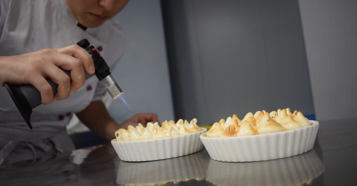 Las alumnas de segundo del Ciclo Medio de Pastelería de Altaviana presentan sus proyectos finales