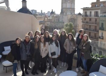 Las alumnas del Ciclo Superior de Gestión de Alojamientos Turísticos de Altaviana visitan el Hotel Palacio Vallier