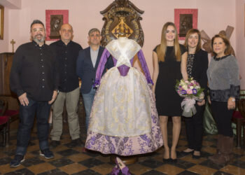 Consuelo Llobell, FMV 2020, recibe un traje completo del Gremio Artesano de Sastres y Modistas CV