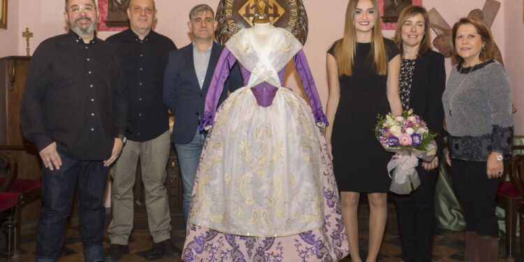 Consuelo Llobell, FMV 2020, recibe un traje completo del Gremio Artesano de Sastres y Modistas CV