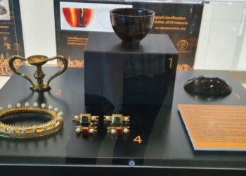 El aeropuerto de Valencia acoge la exposición internacional del Santo Cáliz de Valencia