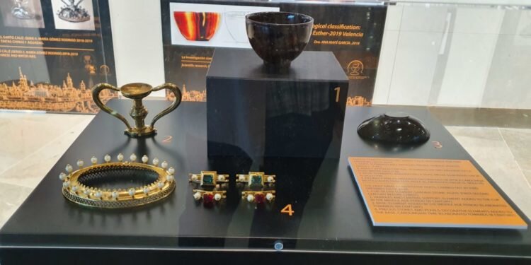 El aeropuerto de Valencia acoge la exposición internacional del Santo Cáliz de Valencia