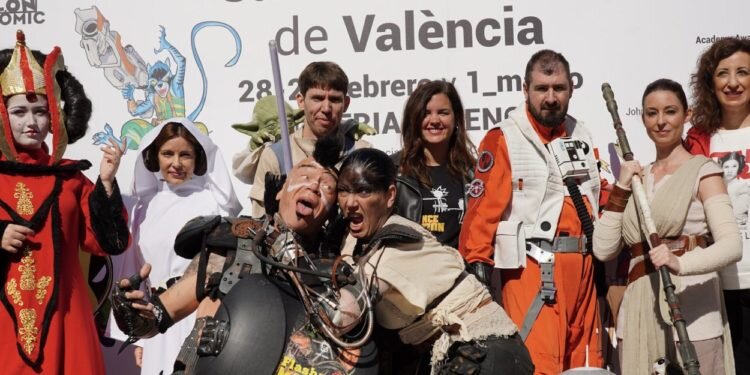 Las mejores BSO de superhéroes suenan en la Plaza de la Virgen de València en la antesala la próxima semana del Salón del Cómic en Feria Valencia