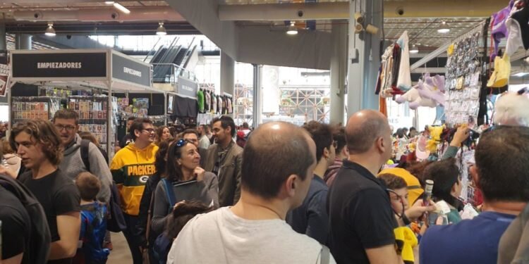Miles de ‘fans’ participan en el Salón del Cómic de València