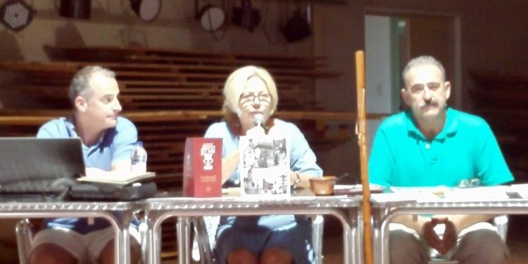 Lleno absoluto en la conferencia sobre la Ruta del Santo Grial en San Martín del Río, Teruel