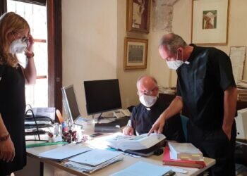 El Archivo de la Catedral de Valencia recibe ejemplar Tesis Doctoral sobre el Santo Cáliz de la Dra. Ana Mafé García