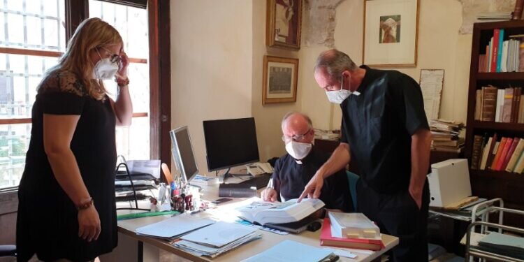 El Archivo de la Catedral de Valencia recibe ejemplar Tesis Doctoral sobre el Santo Cáliz de la Dra. Ana Mafé García