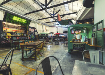 Abre en Valencia El Garaje, un antiguo taller de los 60 reconvertido en espacio gastronómico