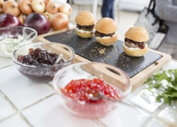 MI CUB crea la hamburguesa valenciana para celebrar el 9 de Octubre