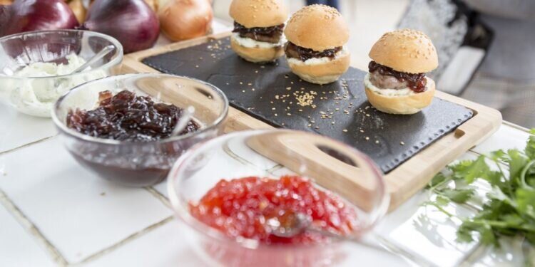 MI CUB crea la hamburguesa valenciana para celebrar el 9 de Octubre